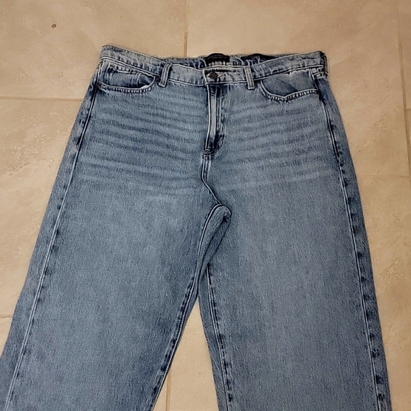 Banana Republic Premium Denim High-Rise Barrel Fit Jeans.  Medium Wash. 32L - Picture 2 of 10